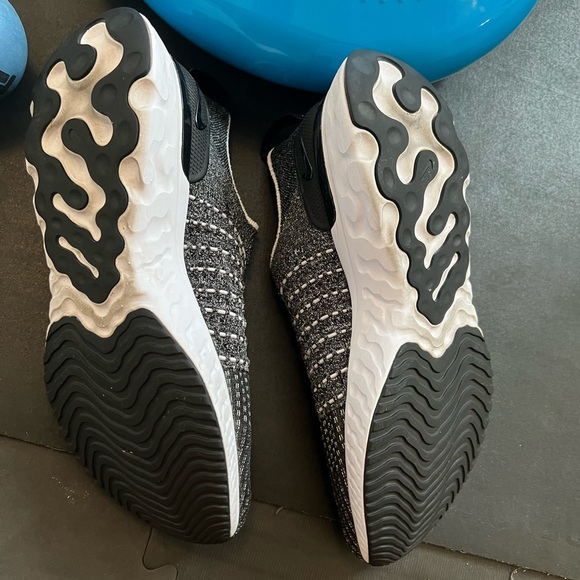 Nike no laces sneakers 🥰 - Picture 3 of 5